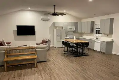 Image de Spacious Studio Style Cabin by Small Lake