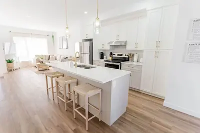 Image de *New & Spacious | Free Parking | 7min to Downtown*