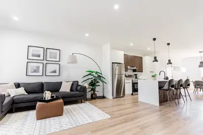 Image de *New & Modern Home | Free Parking | 5 mins Downtown*