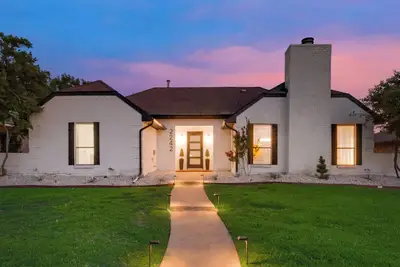 Image de Ultimate Comfort & Modern Elegance in our Renovated Pool House with Hot Tub