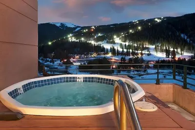 Image de Your Ski Paradise with Morning Delight! Free Breakfast, Jacuzzi, Pets Allowed!