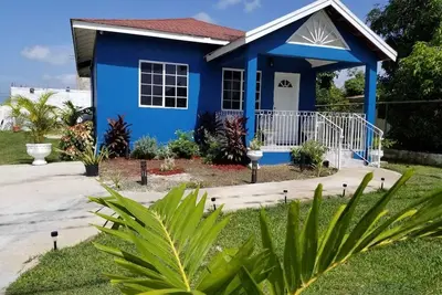 Image de “Something Blue”\nEntire property in Westmoreland, Jamaica \nCozy 3 bedroom home
