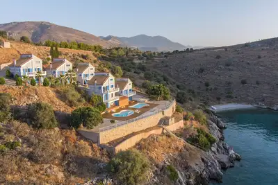 Image de Nisaia is a villa with a small garden with barbeque next to the sea.