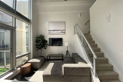 Image de 2bd Stylish/Historic Loft in Downtown Victoria<br>