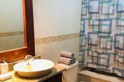 Image de Lovely 1bd with pool, beach rstrnts across the st<br><br>