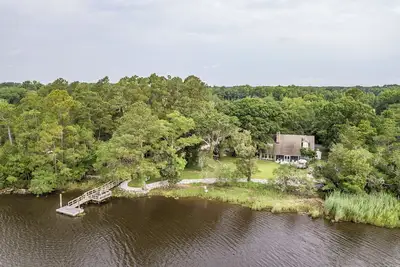 Image de Riverfront House on deepwater dock, boat ramp Windsor Pl. WedgefieldGolfCourse