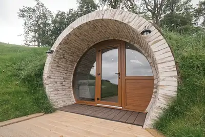 Image de lily's Pad cabin, built into the side of a hill in the beautiful countryside