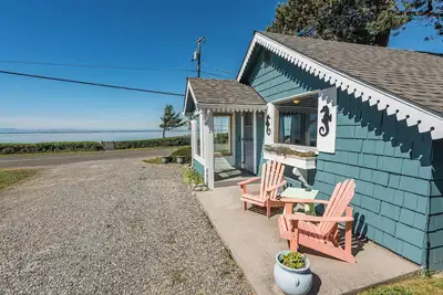 Image de Sunset Bay Cottage - King, jetted tub, Ocean view, Full Kitchen