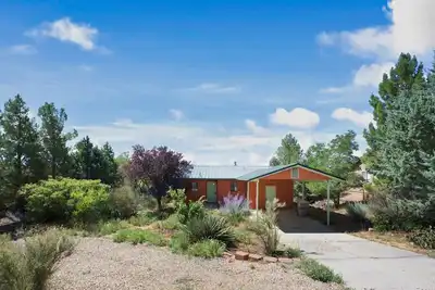 Image de Remodeled home in Kanab, Utah! Close to Zion National Park and Bryce Canyon. Private hot tub and incredible stargazing!