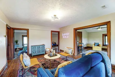 Cozy carriage house on a 2 acre mansion estate