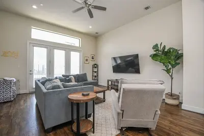 Image de Roof Patio, View! Modern & Walkable, Spacious!