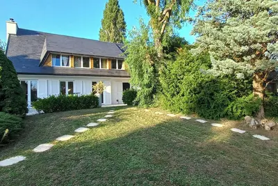 Image de Maison cosy proche de Paris. havre de paix, jardin arboré, terrasse lounge, spa