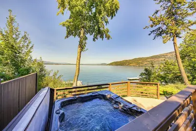 Image de Waterfront Sagle Retreat w\/ Hot Tub & Fireplace