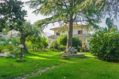 Image de Villa with large garden and views of Mount Etna. Gazebo and barbecue