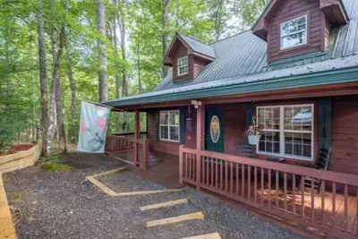 Image de Serenity Cabin with Fireplace