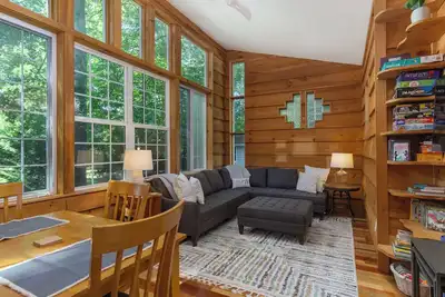 Image de Charming Pet-Friendly Cottage Walkable to Town!