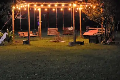 Image de Modern relaxing cabin. Firepit, hot tub & goats on property, nearby fishing, .