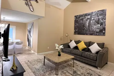 Image de Centrally located Houston Retreat! Sleeps 8, 10 Min to Downtown, Free Parking!