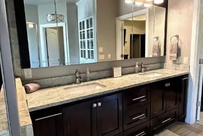 Image de E. Edmond executive and spacious family home with home office