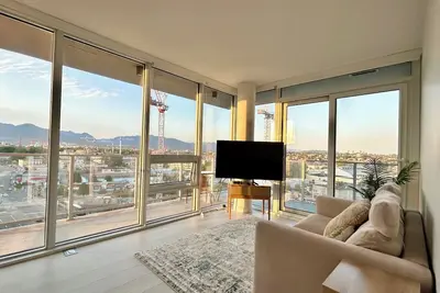 Image de Brand New! Mountain view! Private 2 bedroom unit. 7min to skytrain.