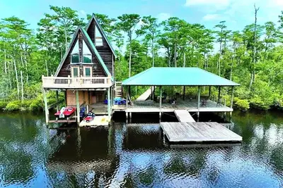 Image de Secluded cabin on the water with jetski, hottub & kayak! Pets Ok & early checkin
