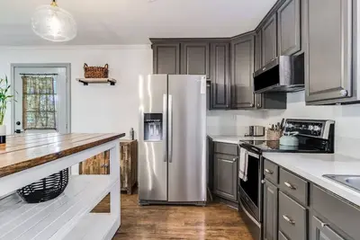 Image de Way of Wisdom · Modern design small town charmer w/ fast wifi