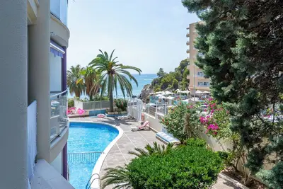 Image de Appartement de vacances \"Font De Mar\" avec vue sur la mer, terrasse privée et piscine partagée