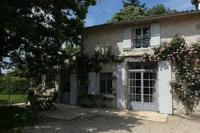 Image de Maison rénovée avec grand terrain, équipements enfants, 3 chambres, proche de D938, vélos inclus