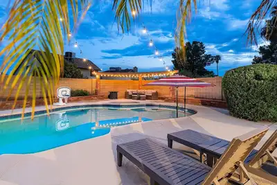 Image de Palm Trees & Warm Breeze - Entertainer's backyard!