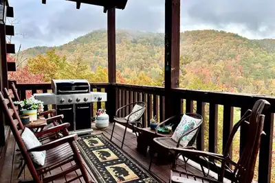 Image de Cozy 3br cabin with hot tub and pool table! Excellent outdoor seating & sleeps 8