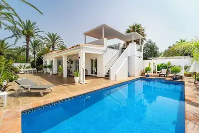 Image de Marvellous 3 Bed Villa by the sea with pool