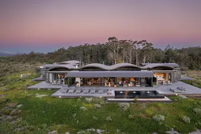 Image de \nAn exclusive retreat on the water's edge in a 160-hectare Fynbos wilderness.