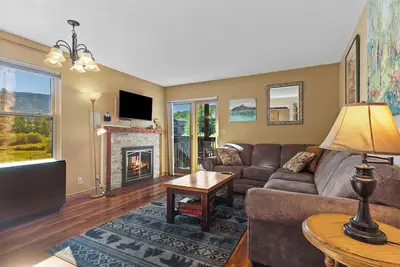 Image de Updated 1st Floor End Unit Near Main Street