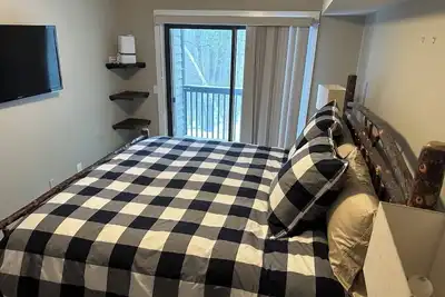 Charming Ski Condo- Steps from the slopes!