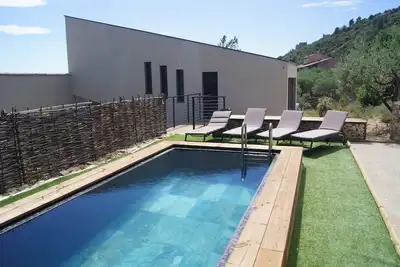 Image de Villa contemporaine, piscine, vue Luberon, à pied du village, grand confort