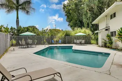 Image de Walk to Downtown Hilo: Condo w/ Pool Access!