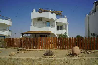 Image de White Villa No. 8\n