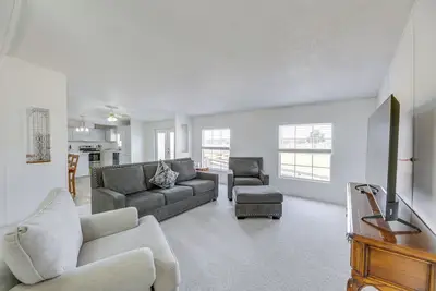 Image de Tranquil Elgin Getaway w/ Private Deck & Patio!