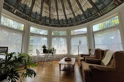 Tiffany Suite: Enclosed Solarium Room + Bedroom + Office\/Yoga Room