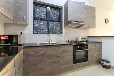 Image de Westland's Luxury Suite -Full Kitchen, Balcony, Washer, Dryer, Pool, Gym, Wifi\n