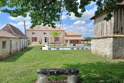 Image de Grand gîte rénové et climatisé en pleine campagne avec piscine chauffée 16 à 18p