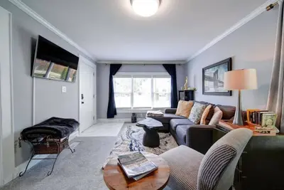 Image de River District Retreat - Walk to downtown Belmont