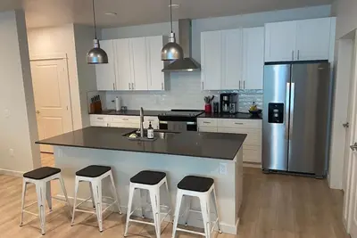 Image de Walking distance from shops, patio, views of the mountains and Bbq.