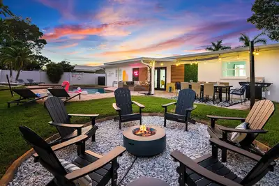 Image de Modern Luxury Retreat - Heated Pool/Spa, Game Room, Pool Table - Amazing Decor!