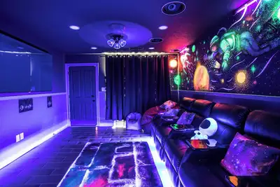 Image de 420 Friendly Movie Theater Minutes to DownTown!