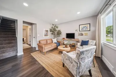 Image de Charming & Spacious 3 bedroom 2. 5 bath w fire pit in back yard and king bed