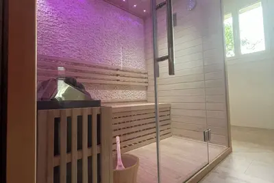 Image de magnifique village 8 personnes avec sauna, piscine, billard. . .
