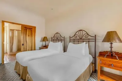 Image de Your Home Away from Home! Full Kitchen, Swimming Pool, Free Parking!