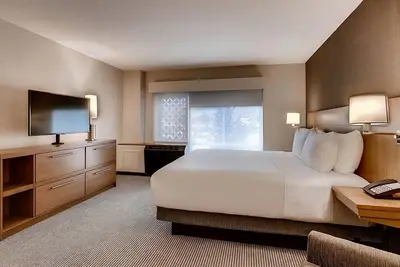 Family Ski Getaway! 4 Relaxing Units, Soothing Jacuzzi, Mountain Views!