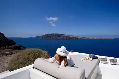 Image de Exquisite Oia Retreat | Luxurious Junior Suite Villa Ode | Private Jacuzzi & Sunset Views | Santorini Elegance